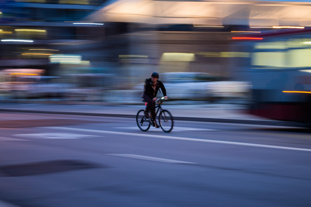 混雑している道では自転車に乗るべきではない